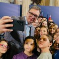 FOTO Vučić ugostio decu iz regiona i poručio im: Učite ćirilicu, zajedno da obiđemo Beograd na vodi