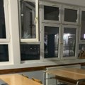 Meštani Lipljana uznemireni: Polomljeni prozori na Osnovnoj školi "Braća Aksić"