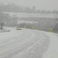 Sneg okovao delove Srbije: Na nekim putevima saobraćaj zabranjen za ova vozila! Stiglo hitno upozorenje vozačima: Bez dve…