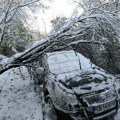 U delovima Rumunije zbog snega zatvorene škole, nema struje, zavejani automobili