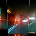 Strašan snimak divljačke vožnje kod Užica: Šleper pretiče na duploj punoj i to u krivini (video)