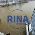 Tragedija na gradskoj brani u Čačku: Mlađa žena skočila sa mosta u reku Zapadnu Moravu, policija traga za njom ali bez…