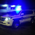 "Lezi: Dole!" Hapšenje na Vračaru: Policajci oborili muškarca na beton i stavili mu lisice (video)