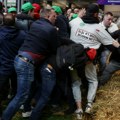 Francuski farmeri ljuti upali na sajam u Parizu, vređali Makrona i tražili ostavku (VIDEO)
