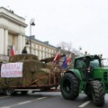 Пољски пољопривредници довезли тенк од бала сена под прозор премијера Туска