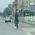 "Leleee, ozbiljna akrobatika": Snimak vožnje bicikla u Zemunu šokirao prolaznike (video)