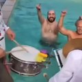 Srbi slavili Prvi maj u bazenu, uveli trubački orkestar u njega, pravi ršum nastao kada je jedan od njih uzeo motornu testeru…