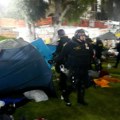 FOTO Sukob policije i propalestinskih demonstranata u Los Anđelesu: Policajci bacali šok bombe, upali u kamp ispred fakulteta