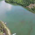 Crvene mrlje na reci Lim preplašile građane i turiste Ekolozi i nadležni inspektori na terenu, uzorci vode poslati na…