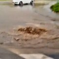Poplavljena Zetska ulica u Nišu: Jedno vozilo zaglavljeno u vodi, intervenisali vatrogasci-spasioci
