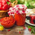 Ajvar je neizostavan na trpezi tokom hladnih dana, ali koliko smemo da ga pojedemo? Važno je imati meru i kod omiljene…