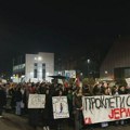 Građani Smedereva protestovali dok je Vučić držao govor u hali