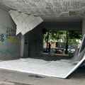 Strovalio se plafon u prolazu zgrade na Novom Beogradu: Užas se desio na pet koraka od vrtića!