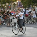 Blokada u Zemunu i dalje traje, građani izneli šut i stari nameštaj, u Novom Sadu crtaju zebru