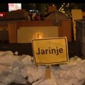 Blokada u Zemunu i dalje traje, građani izneli šut i stari nameštaj, u Novom Sadu crtaju zebru