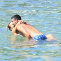 Jelenu i Novaka ovakve još niste videli, i to na plaži! Stisnuo je u plićaku, pa se sočno ljubili