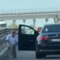 Pljačka u sred belog dana: Preprečili put skupocenom Mercedesu, pa izleteli iz kola, u sledećem trenutku usledila je…