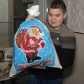 Ovaj dečačić i njegova mama sami spreme 200 novogodišnjih paketića: Porodica iz Bačkog Petrovca svake godine ovako obraduje…