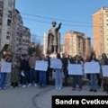 Protest grupe studenata i profesora u Severnoj Mitrovici protiv integracije obrazovanja