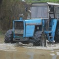 (Foto) Voda odsekla meštane ovog sela u Srbiji od sveta! Traktorima voze decu u škole, poplave im napravile pakao