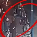 Drama na peronu 202: Staklo se odvojilo i palo na peron među putnike (video)