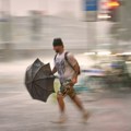 (Foto) Vetar kidao stabla, letele krhotine širom grada, povređena devojčica! Zastrašujuća oluja pogodila evropski grad: Ljude…