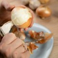 Pravo u lonac, umesto u kantu: 3 razloga zašto ne treba bacati ljusku crnog luka