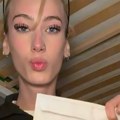 "Jel mogu da dobijem rozi pištolj?": Mladi tikotker zbog poziva za vojsku izazvao haos na mrežama (Video)