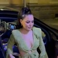 Otac Aleksandre Mladenović dovezao ćerku na nastup u Leskovcu! Pevačica u haljini sa prorezima, puca dekolte