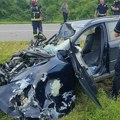 Voz udario automobil u Loznici: Volvo uništen, povređeni vozač prevezen u bolnicu (video)