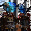(VIDEO) Političar krade luksuzne naočare za sunce na aerodromu