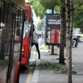 Kacigom polomio prozor i šoferku na troli, pa povredio vozača: Rusvaj na ulicama Beograda