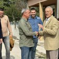 "Koliko god da ima godina čovek ne sme da klone duhom": Đurađ (89) došao na prijem kod gradonačelnika Čačka, svi se…