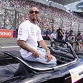 FIA preispituje kaznu za Hamiltona zbog hodanja po stazi tokom VN Katara