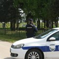 Ostao samo auspuh: Lopovi očerupali delove sa slupanog automobila, ljudi u šoku gledaju šta je ostalo na njemu: "Ako se…