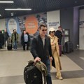 (Video) Svi gledaju u tanju Savić i njenog dečka na aerodromu: Pevačica sa kačketom na glavi i naočarima, a evo šta radi…
