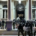 FOTO 10 slika svedoči: Policija „pregazila“ hiljade građana, crne „blinde“ krstare centrom Beograda