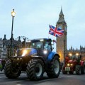(VIDEO) Britanski farmeri u protestnoj vožnji traktorima od juga Engleske do zgrade Parlamenta u Londonu
