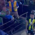 Platili ste, šibajte: Navijač posle poraza bičevao igrača u Saudijskoj Arabiji (VIDEO)