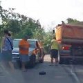 Udes između Malog Zvornika i Banje Koviljače: Sudarili se kamion i auto, stvara se gužva (video)