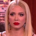 Milica Todorović pijana baulja po dvorištu! Šokantna scena pevačice, prisutni nisu mogli da veruju