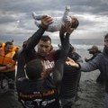 Sa dva ribarska broda obalska straža Grčke preuzela 600 migranata iz Libije