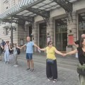 (VIDEO) Zaposleni u Narodnom pozorišu i kolege iz drugih teatara uhvatili se za ruke i zagrlili Narodno