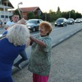 Žena kosom napala građane koji su nosili pomoć ugroženima u požaru: Ne dirajte mi Vučića (VIDEO)