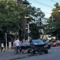 Vozač prošao kroz crveno: Težak udes na Voždovcu: Sudarila se dva automobila, u jednom bila deca (foto)