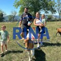 Menjali beogradski asfalt za selo kod Kosjerića: Mina i Jovan kupili kuću uz pomoć konkursa i sa decom sada uživaju svaki dan…