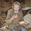 SAM, GLADAN I ZABORAVLJEN: Deda Slobodan čeka da ga neko spase od hladnoće i gladi