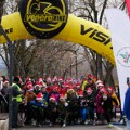 Prelepa slika iz Čačka: Oko 200 Deda Mrazova malih i velikih trčalo je danas za Relju, povod je dirljiv
