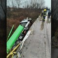 (Foto) Drama kod Bačkog Petrovca! Teretnjak sleteo sa mosta i prevrnuo se, Hitna pomoć hospitalizovala vozača, saobraćaj…