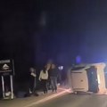 (Video) Automobil prevrnut nasred ulice. Teška nesreća u Čačku: Policija na terenu, vozači, oprez!